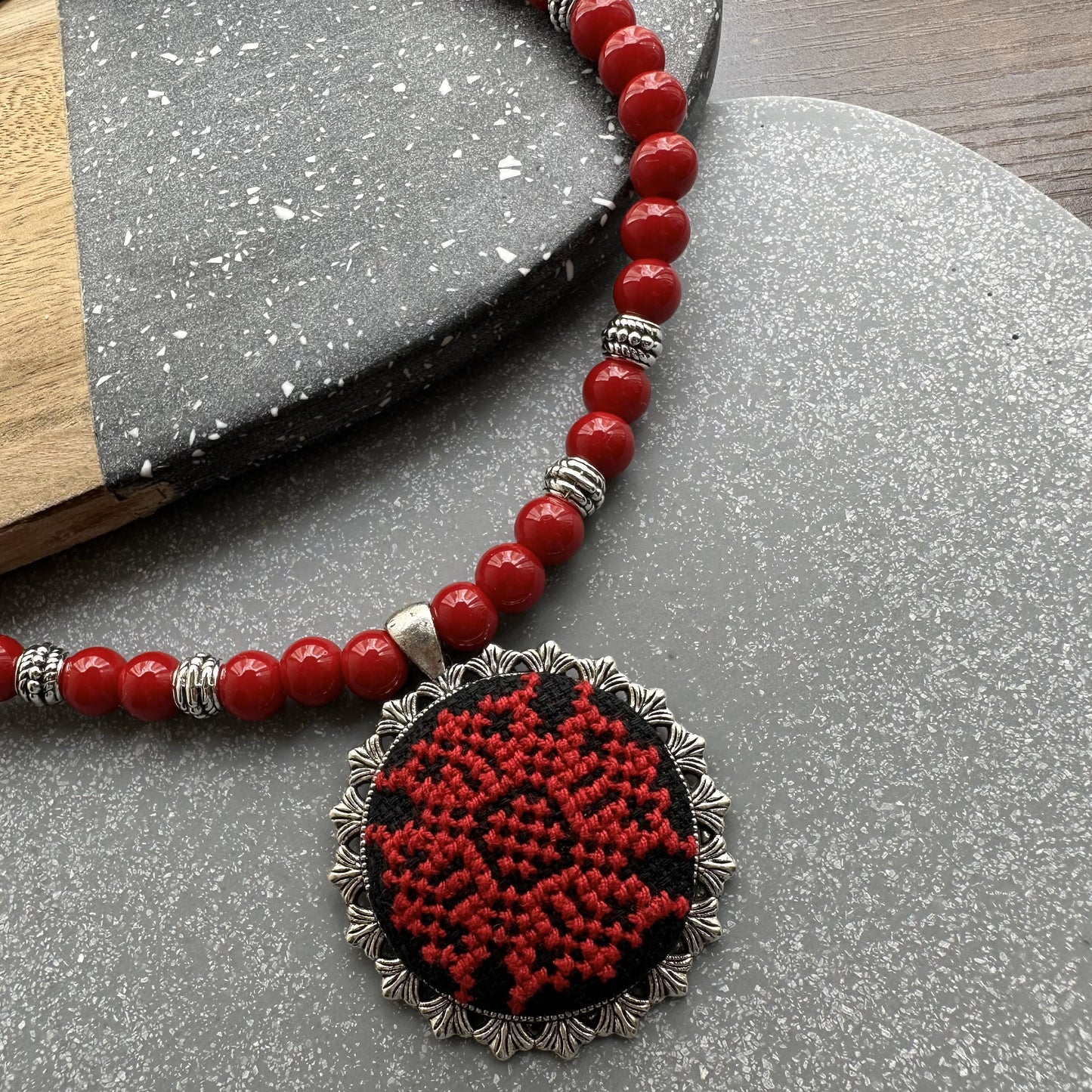 Collar de piedra de coral con colgante bordado | UA Market®
