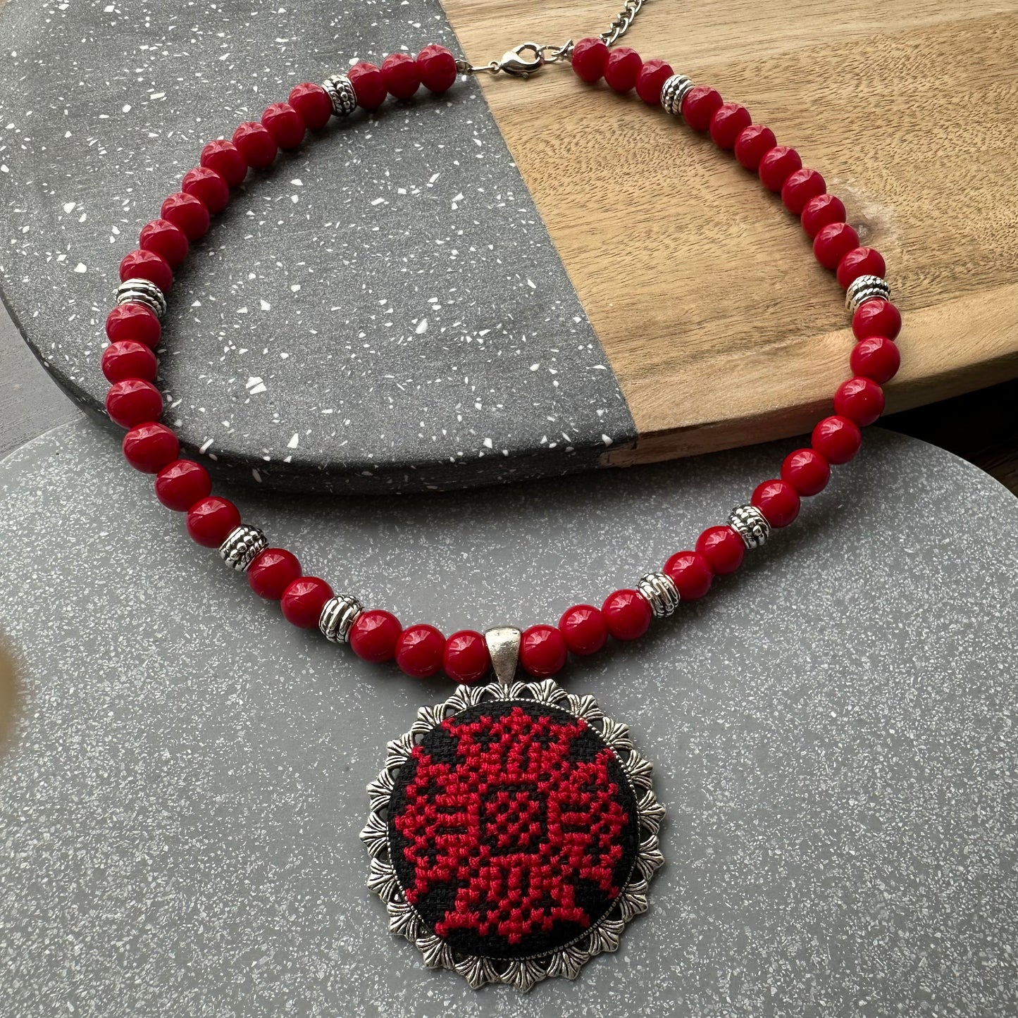 Collar de piedra de coral con colgante bordado | UA Market®
