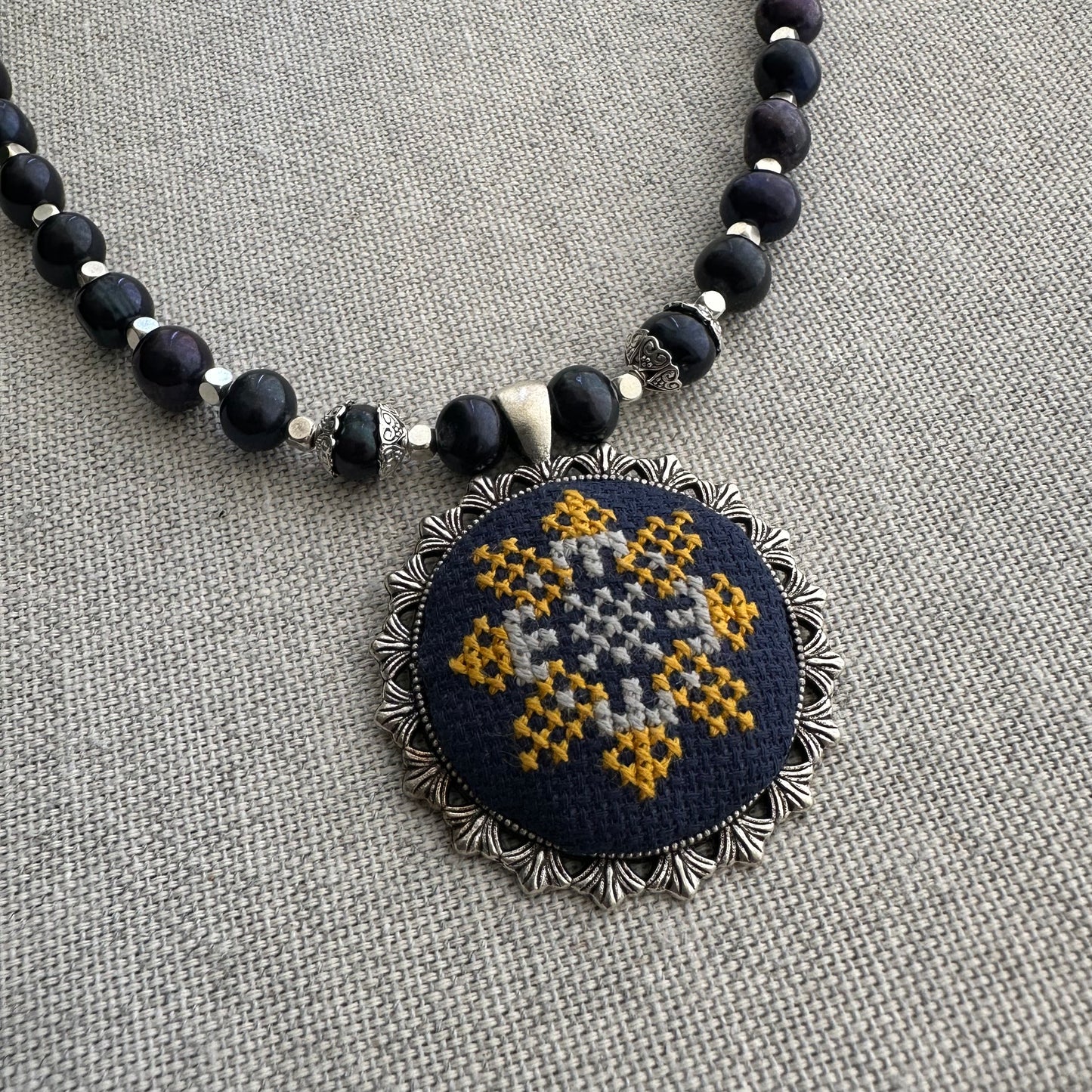 Collar de perla natural con colgante bordado | UA Market®