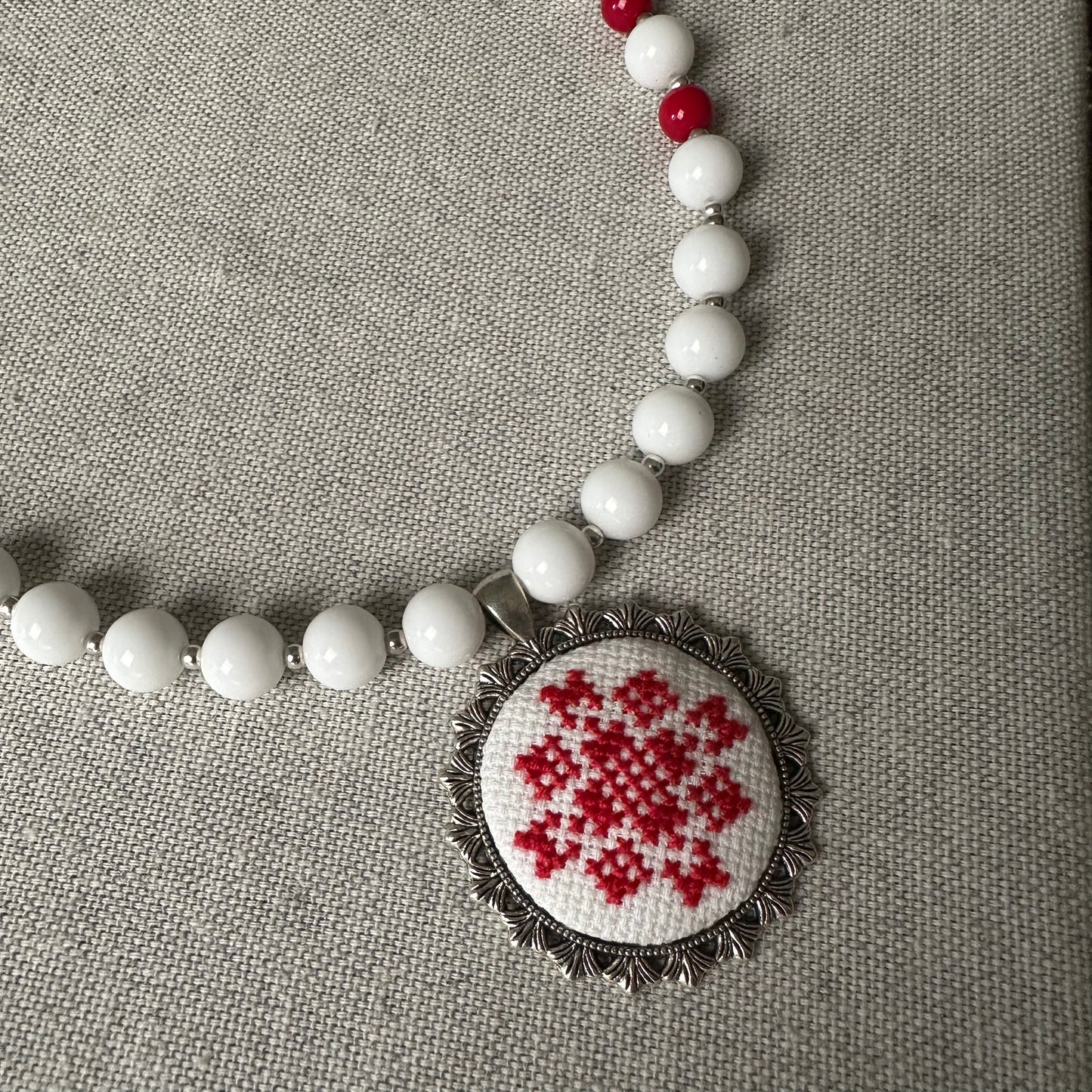 Collar de piedras naturales con colgante bordado AMOR con aretes| UA Market®