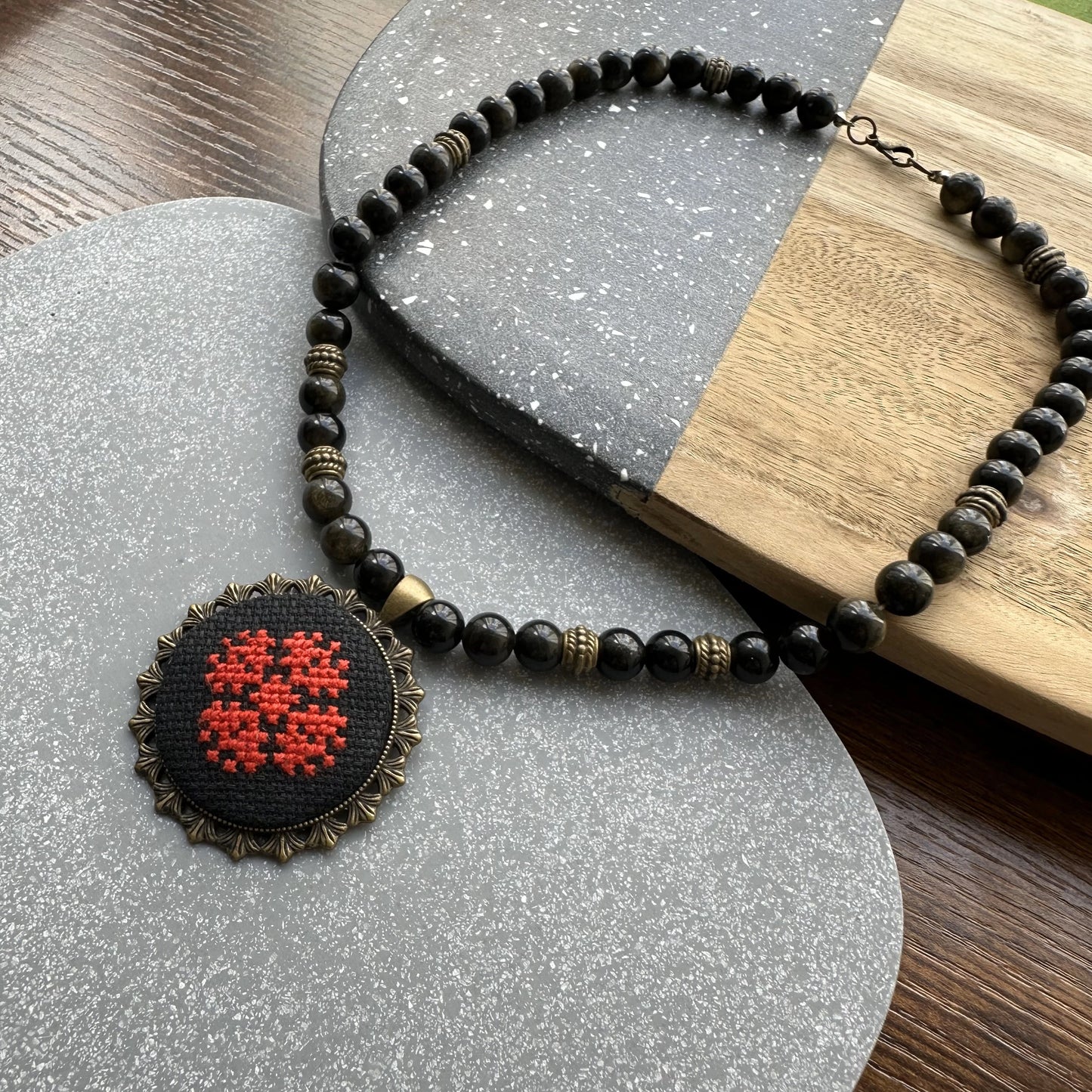 Collar de obsidian dorado "Flor Roja" | UA Market®