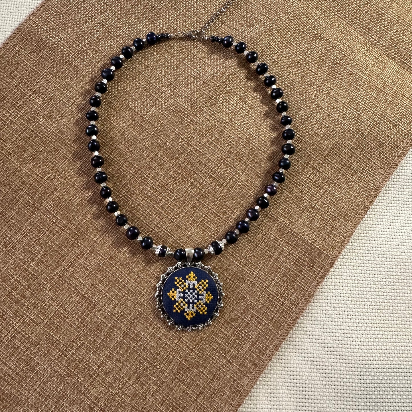 Collar de perla natural con colgante bordado | UA Market®