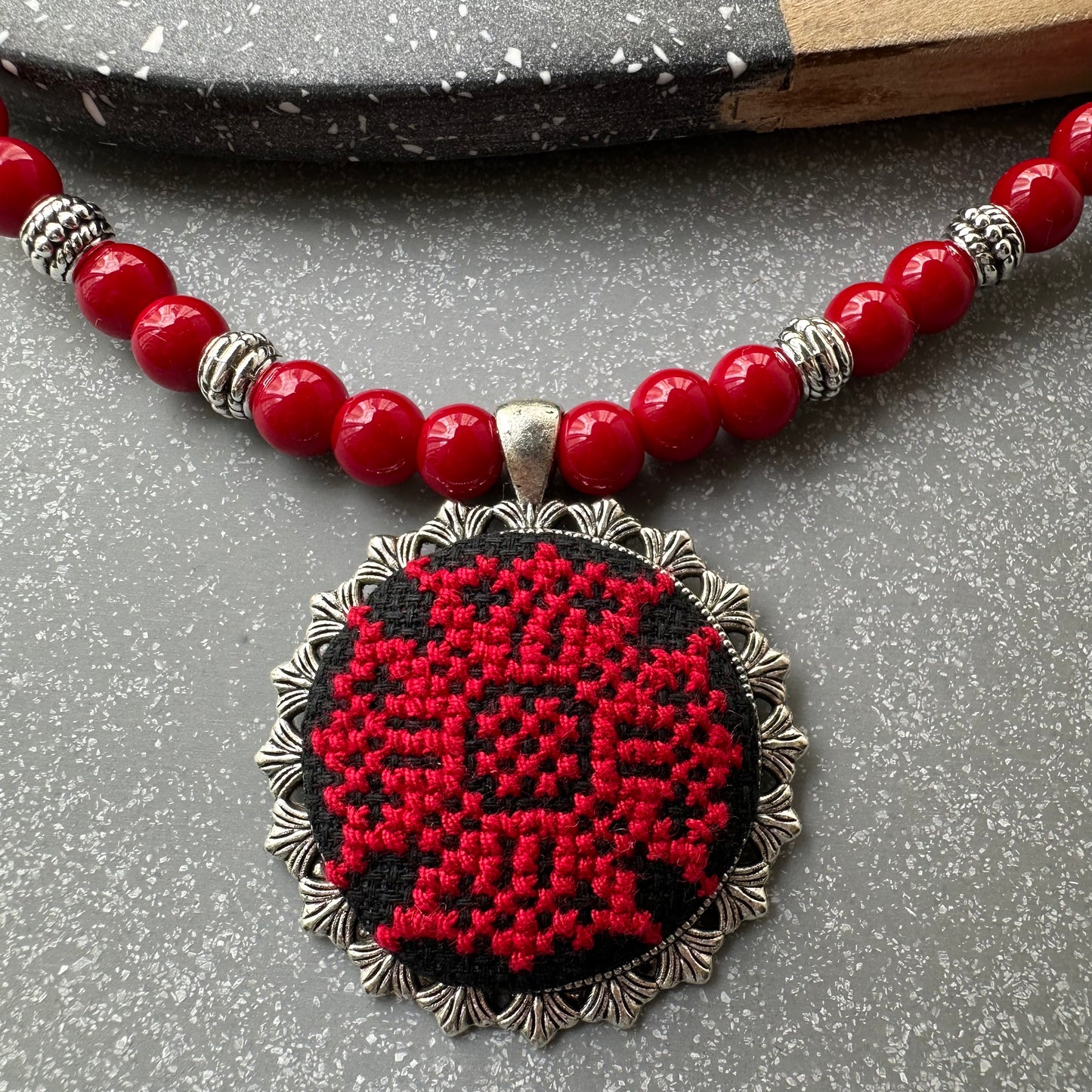 Collar de piedra de coral con colgante bordado | UA Market®
