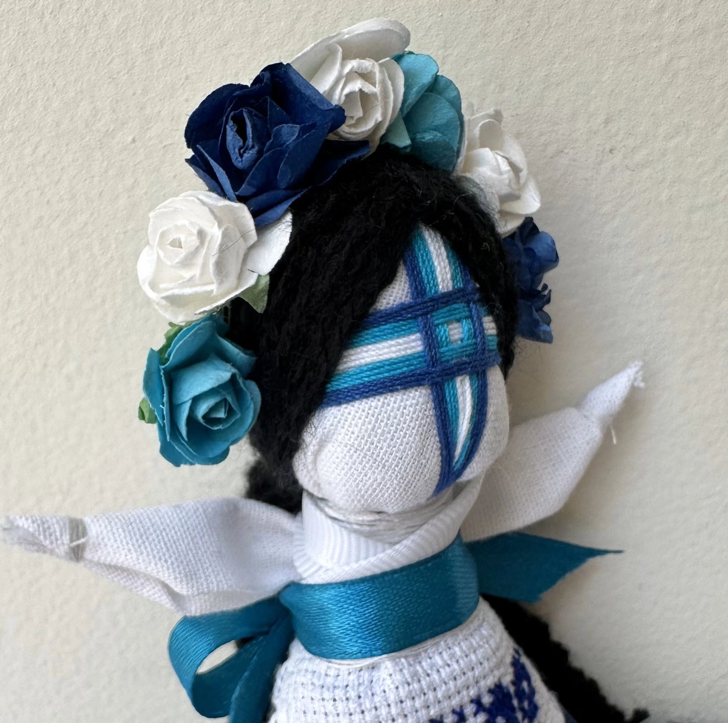 Motanka | Motanka Victoria | Blanco & Azul | Corona de Flores | UA Market®