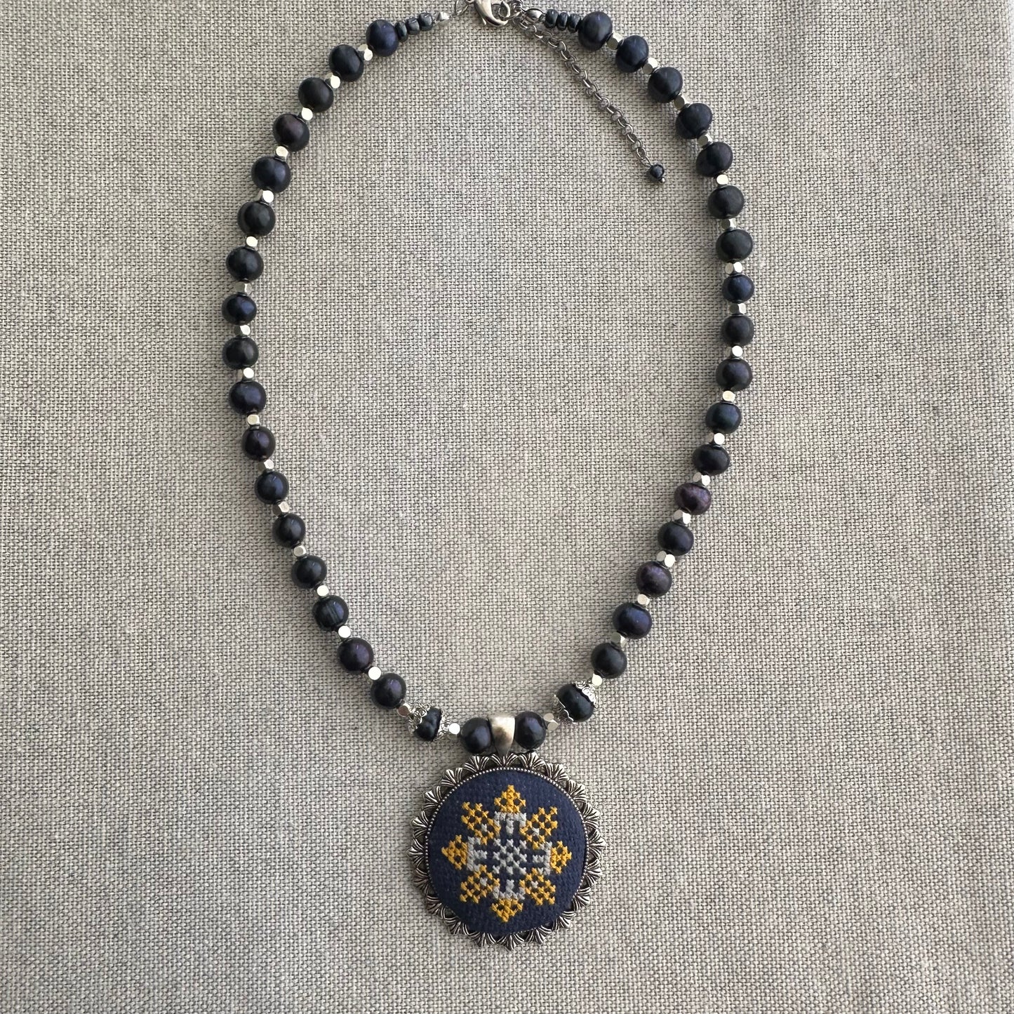 Collar de perla natural con colgante bordado | UA Market®