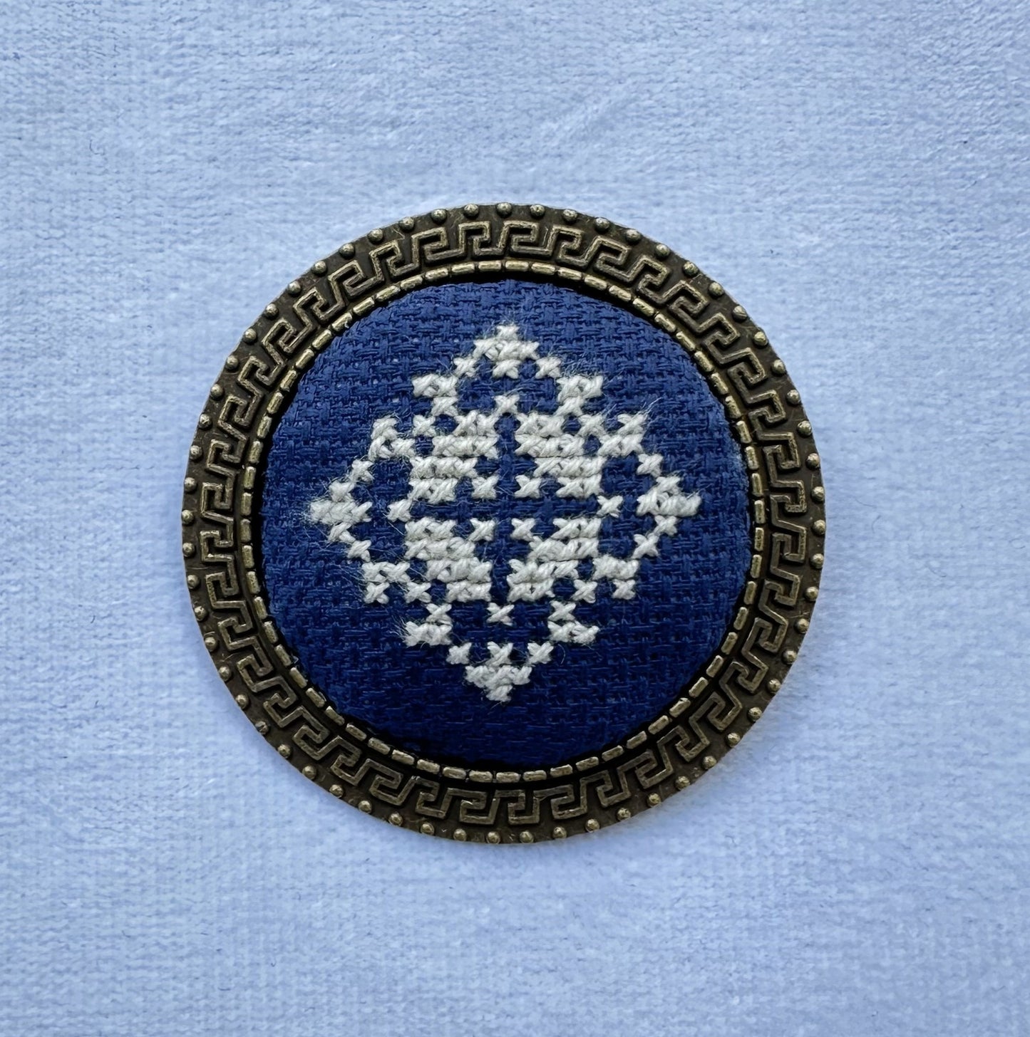 Broche con nombre codificado | UA Market®