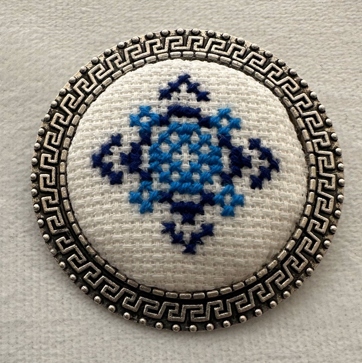 Broche con nombre codificado | UA Market®