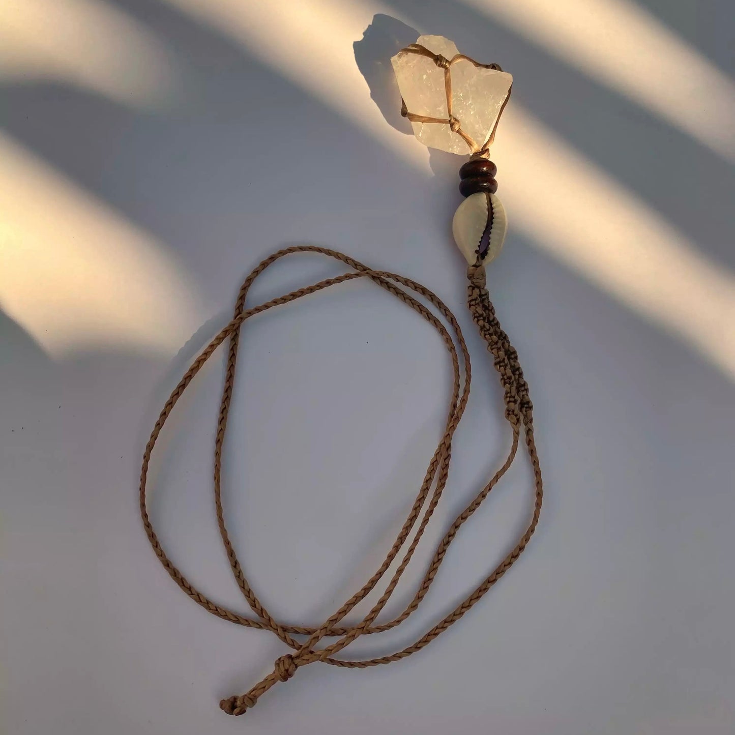 Amuleto "Alma" hecho a mano con cristal de cuarzo natural