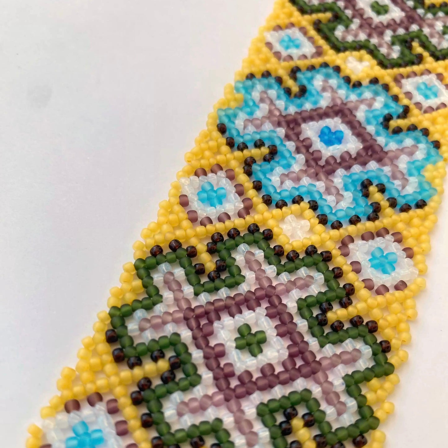 Collar "Petalia", silanka ucraniana tradicional con ornamento floral