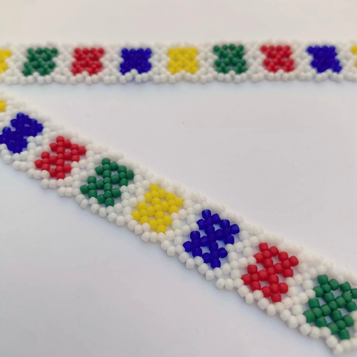 Silanka collar estrecha tradicional ucraniana con ornamento geométrico auténtico