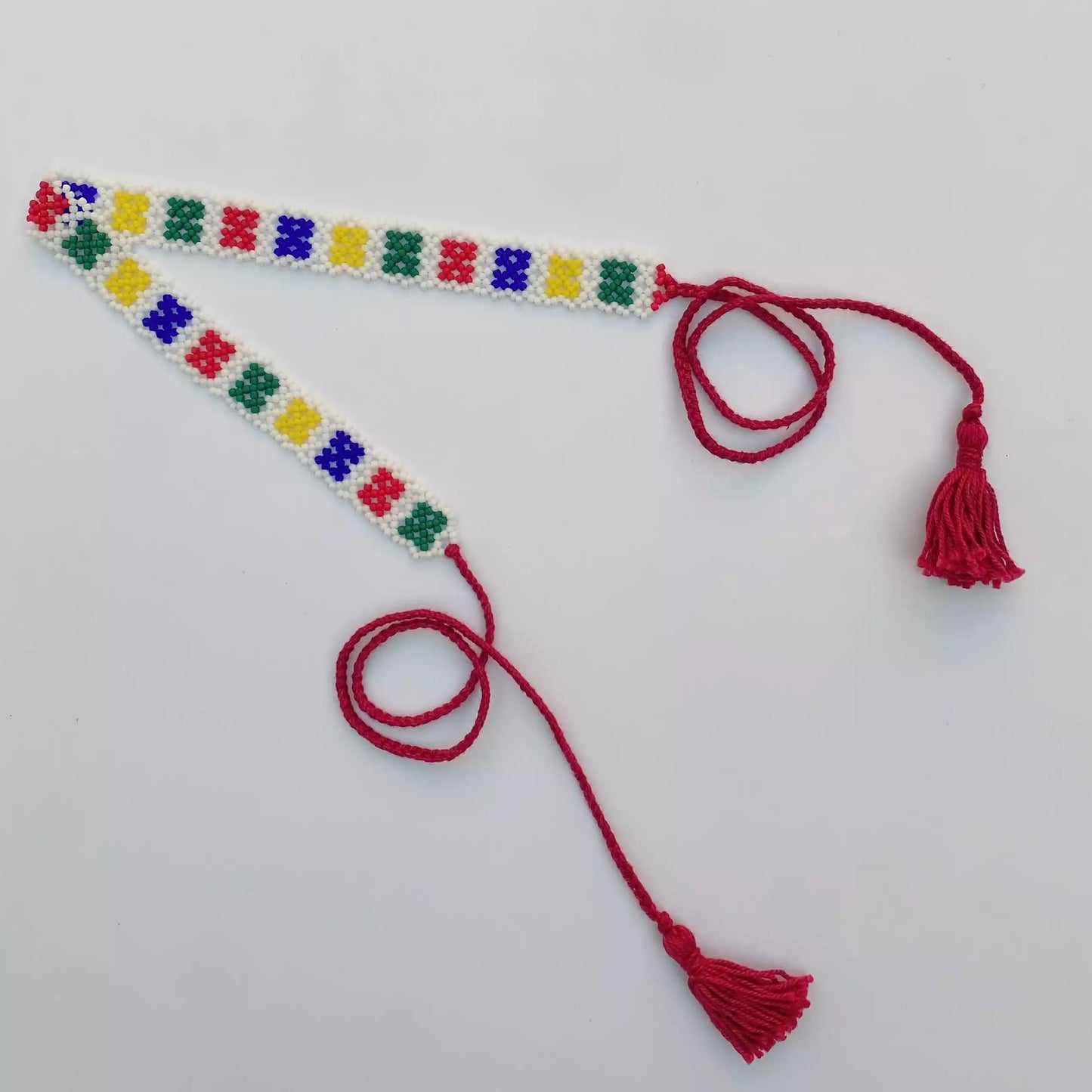 Silanka collar estrecha tradicional ucraniana con ornamento geométrico auténtico