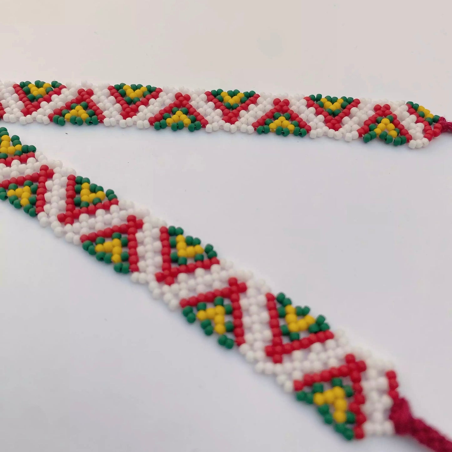 Silanka collar estrecha tradicional ucraniana con ornamento geométrico auténtico