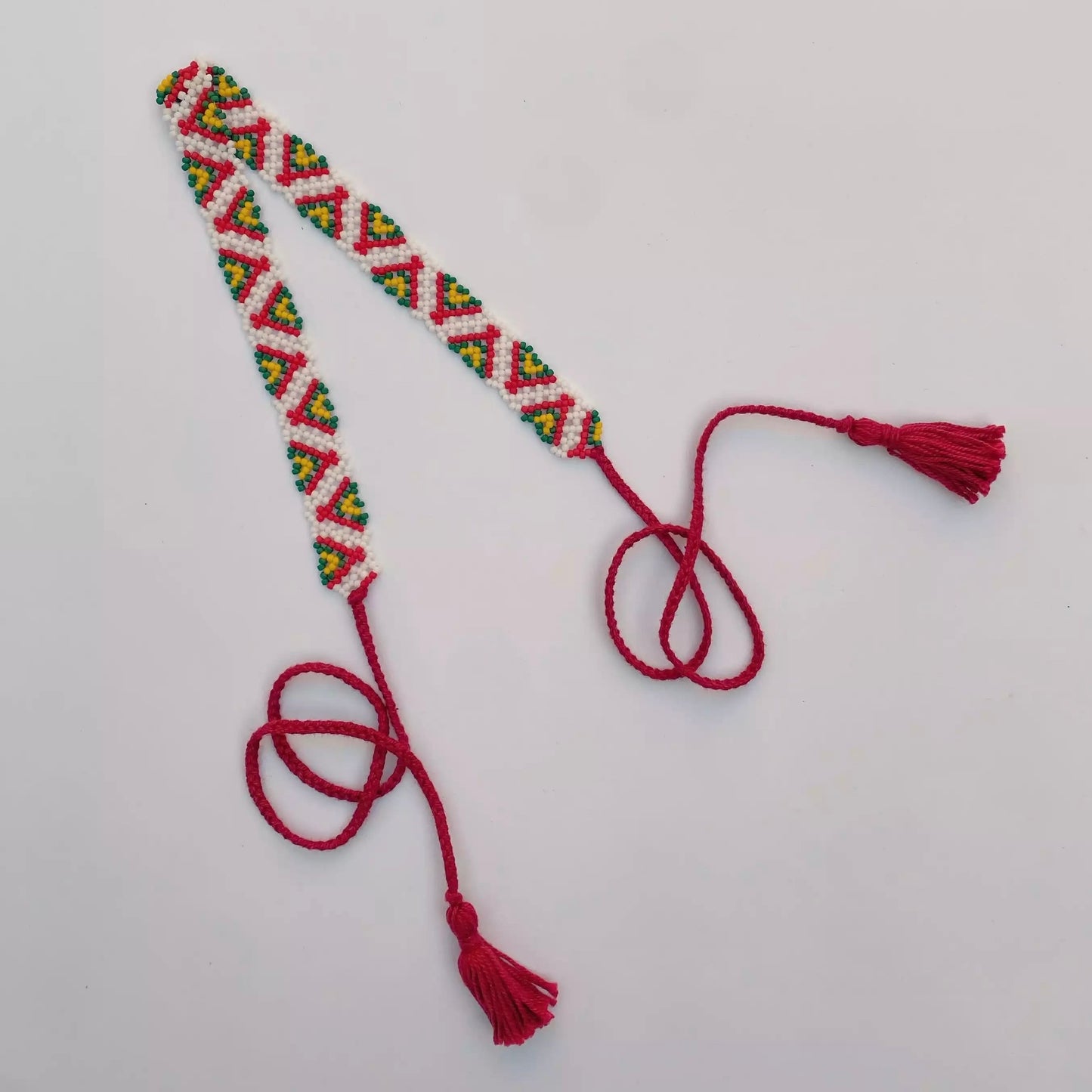 Silanka collar estrecha tradicional ucraniana con ornamento geométrico auténtico