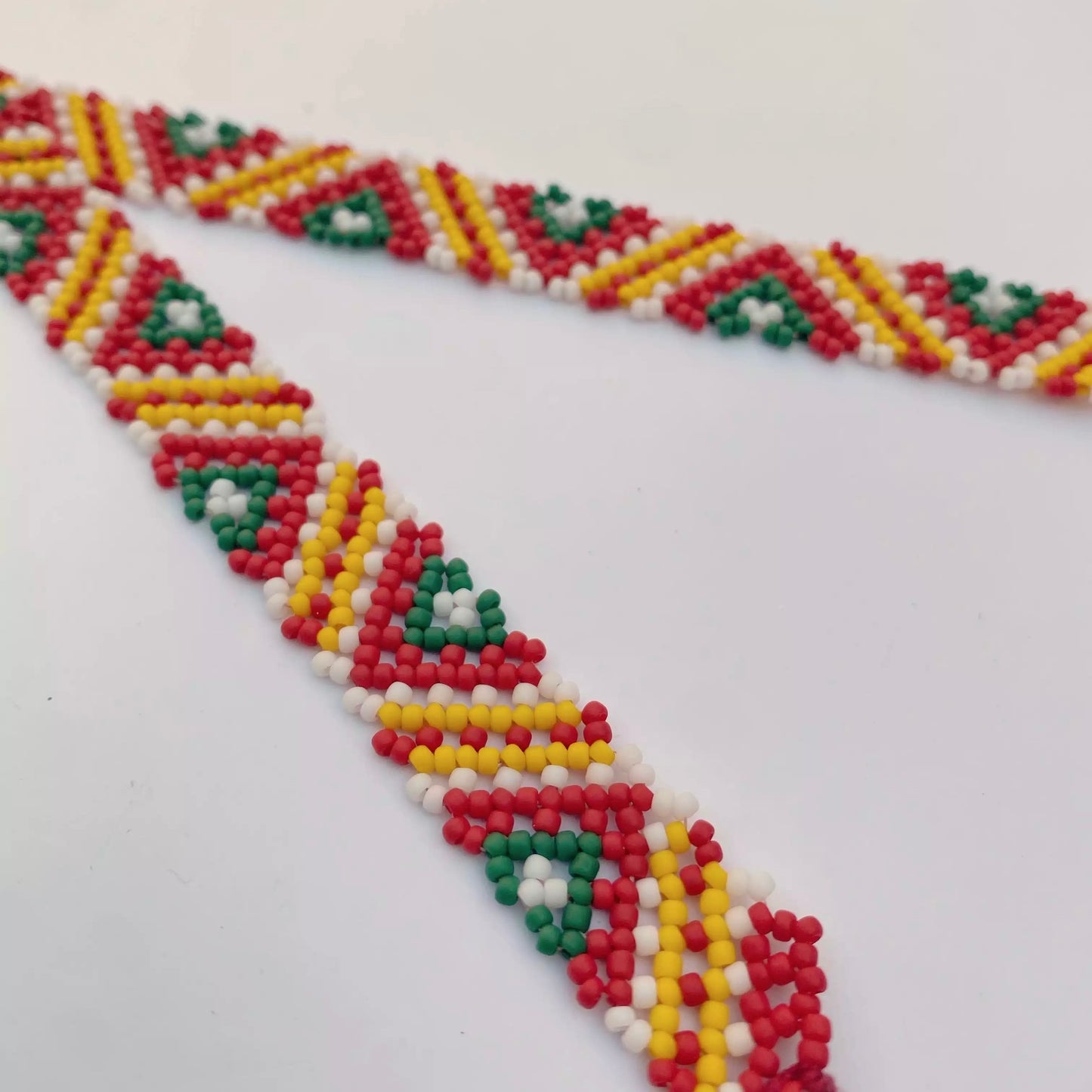 Silanka collar estrecha tradicional ucraniana con ornamento geométrico auténtico