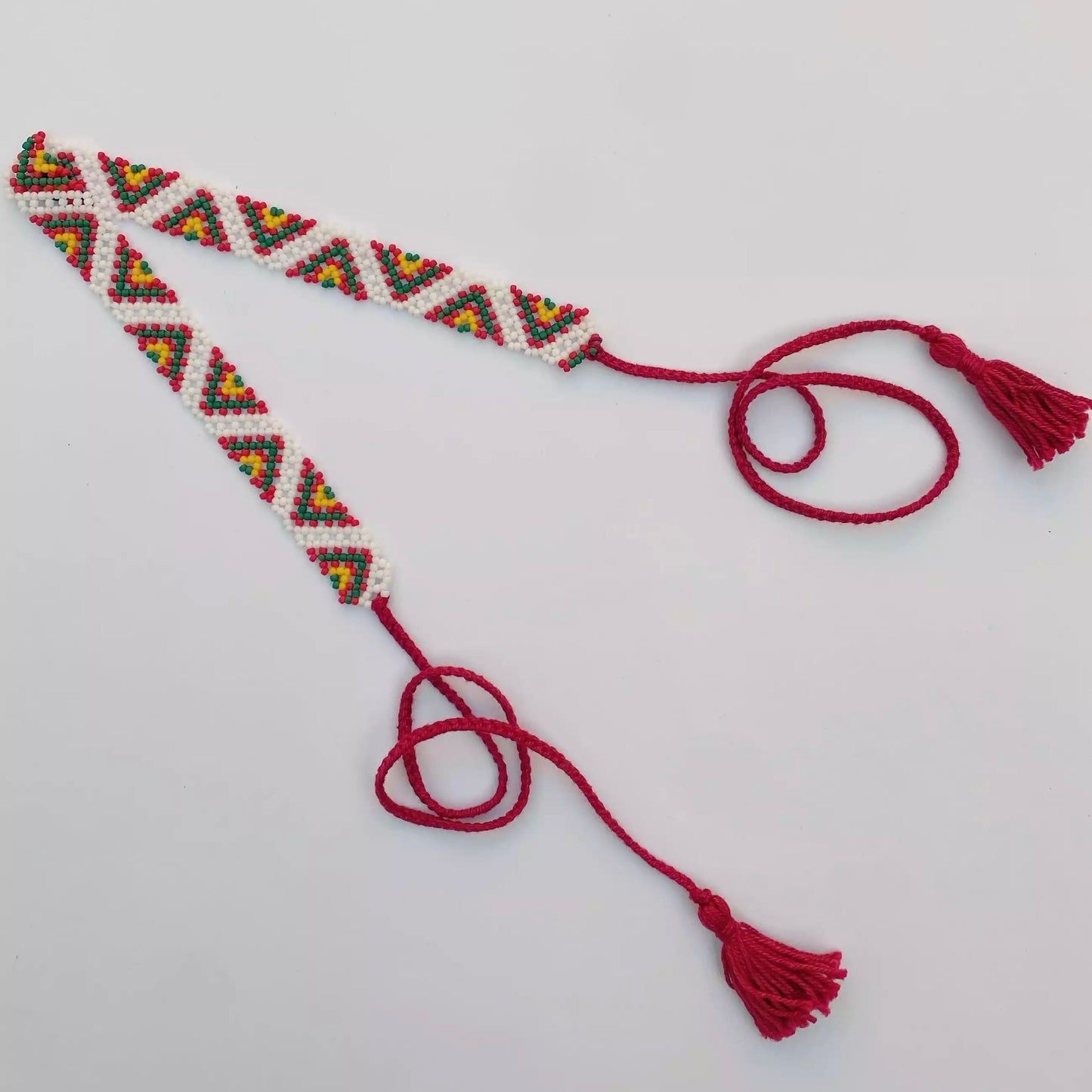 Silanka collar estrecha tradicional ucraniana con ornamento geométrico auténtico