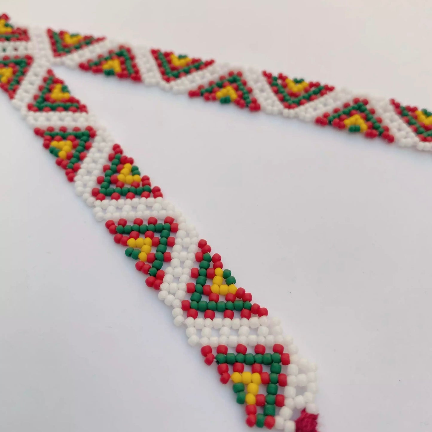 Silanka collar estrecha tradicional ucraniana con ornamento geométrico auténtico