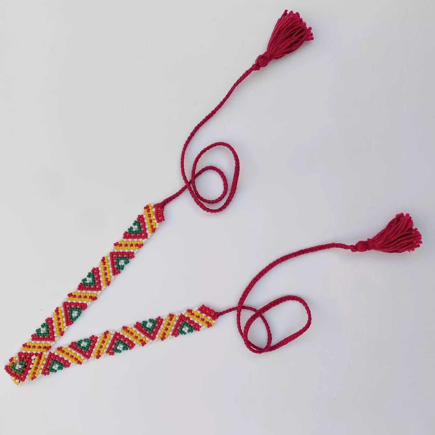 Silanka collar estrecha tradicional ucraniana con ornamento geométrico auténtico