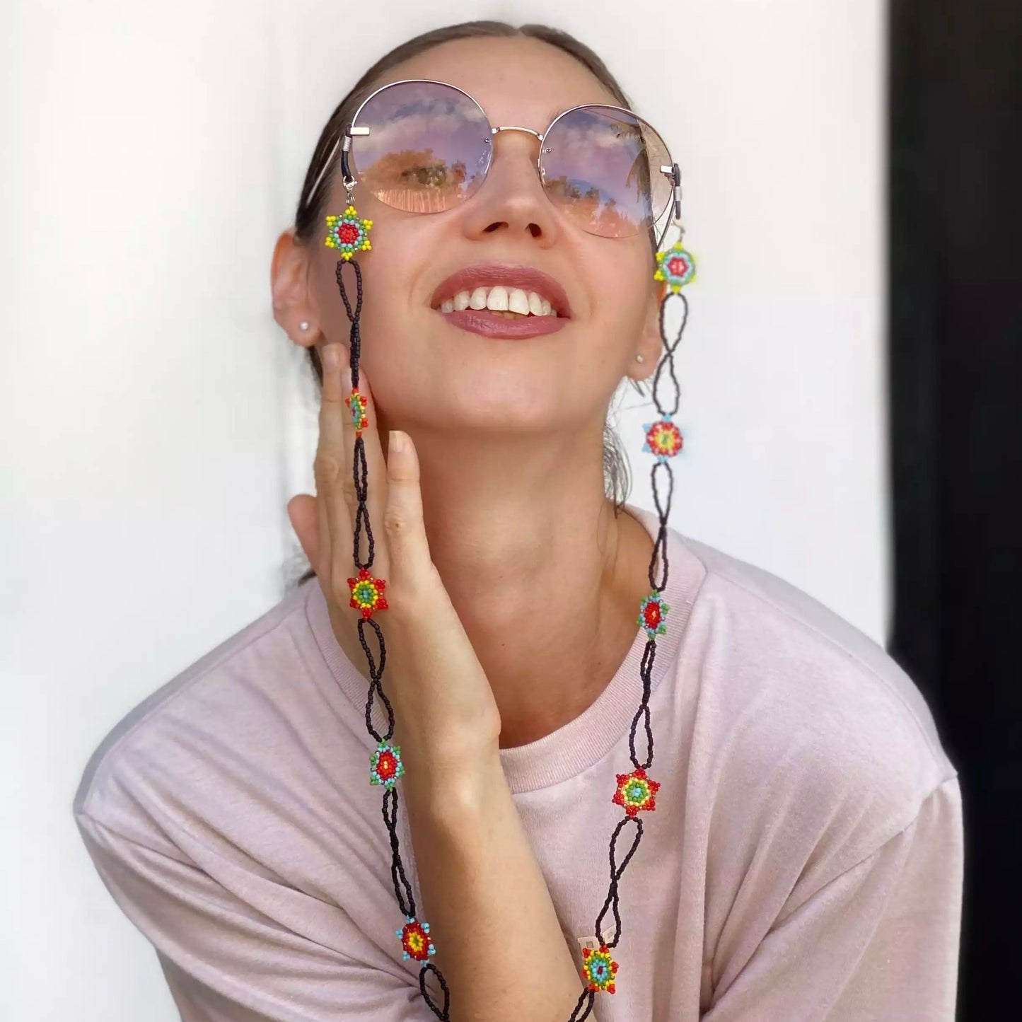 Soporte para gafas “Mándalas” hecho a mano con cuentas japonesas