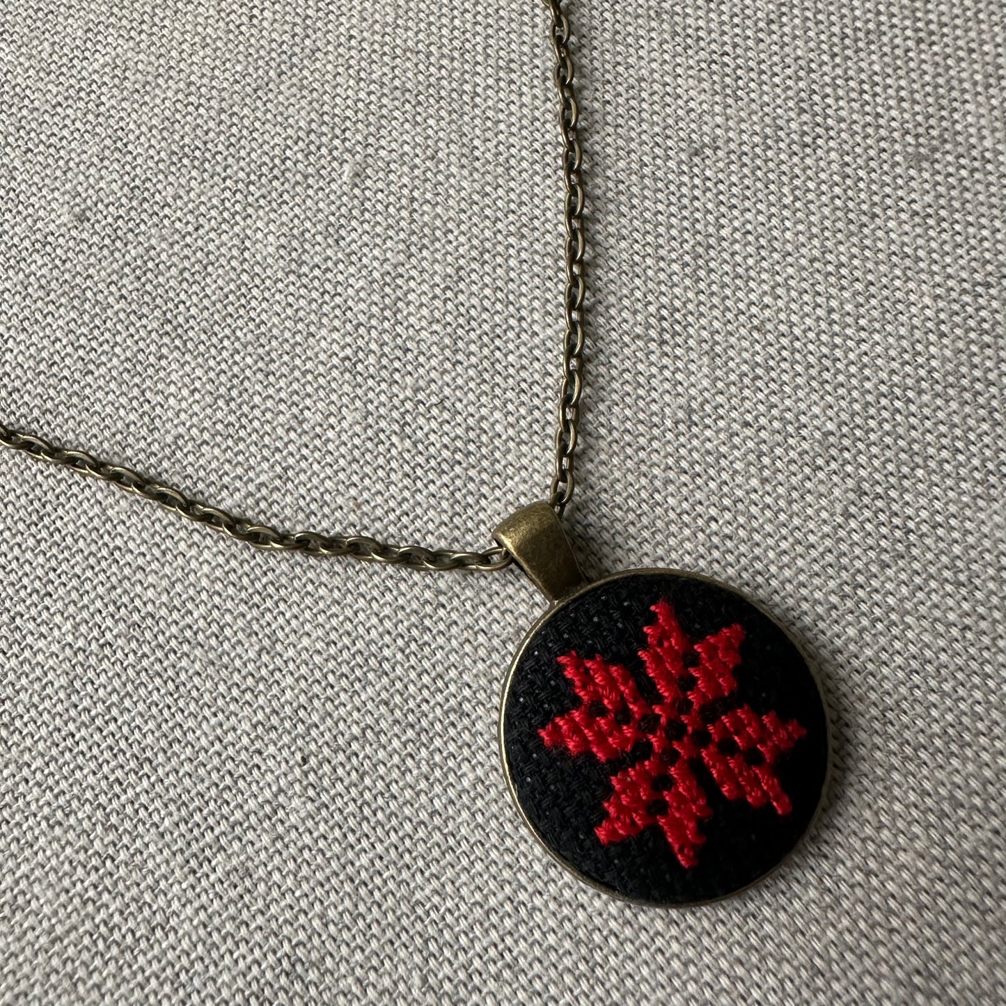 Juego de Collar y Aretes | Bordado | Rojo & Negro
