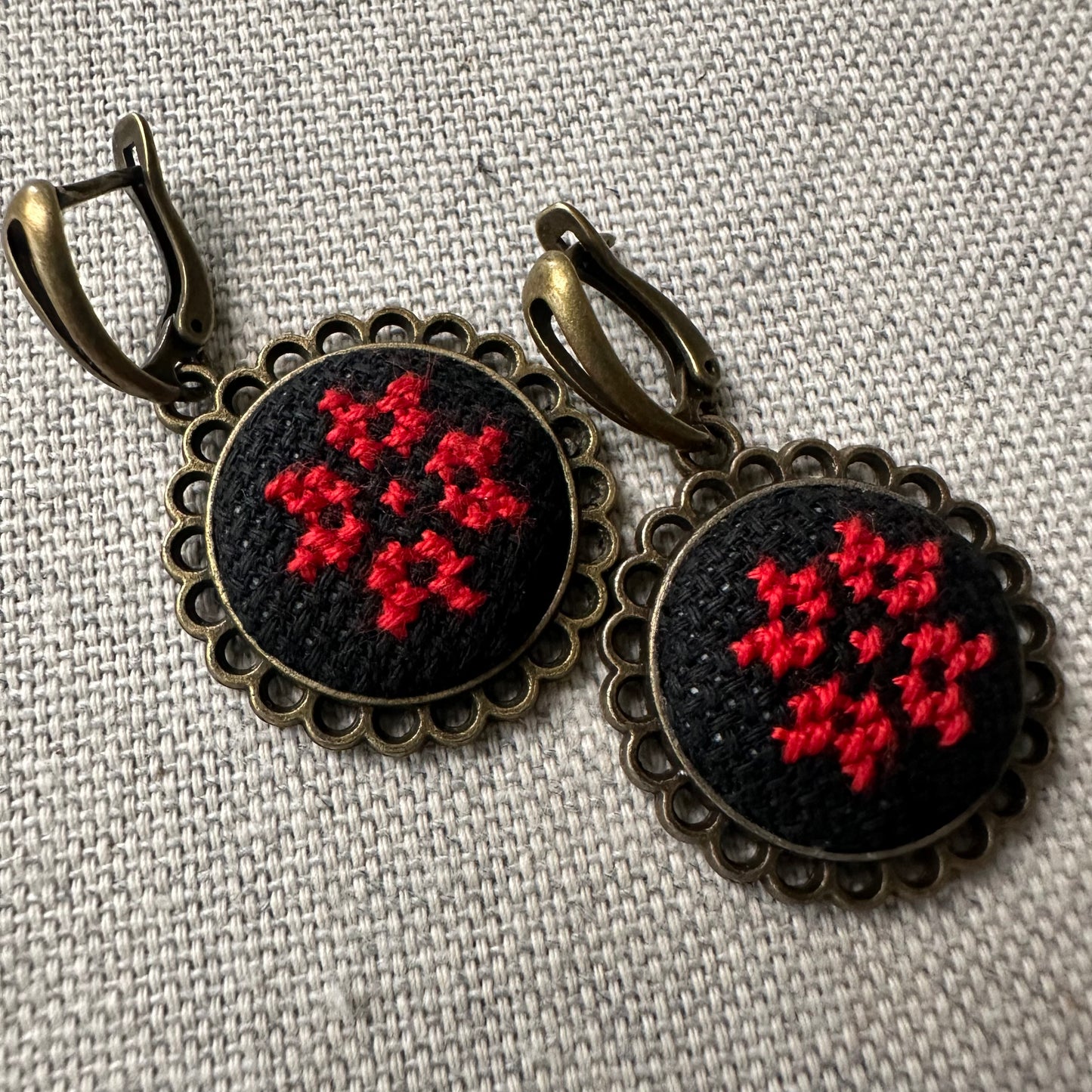 Juego de Collar y Aretes | Bordado | Rojo & Negro