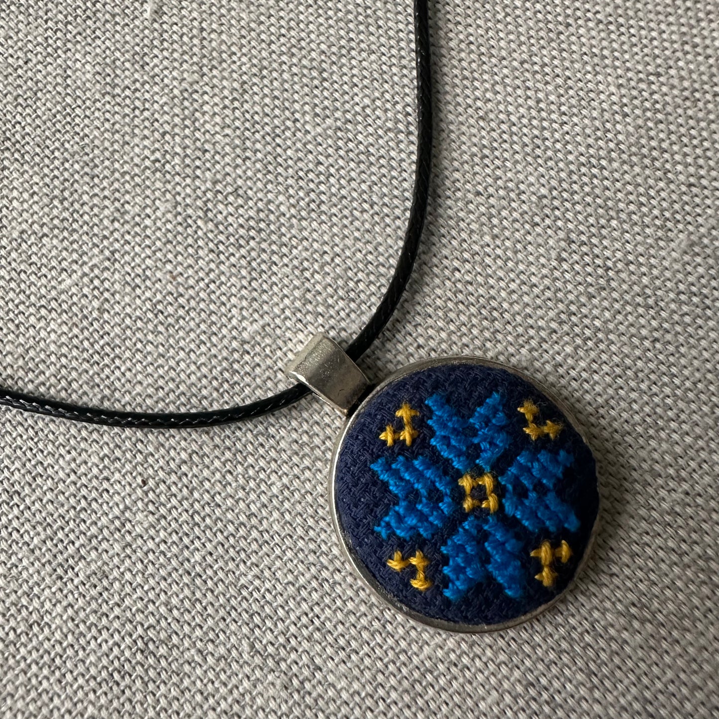 Juego de Collar y Aretes | Bordado | Azul & Amarillo