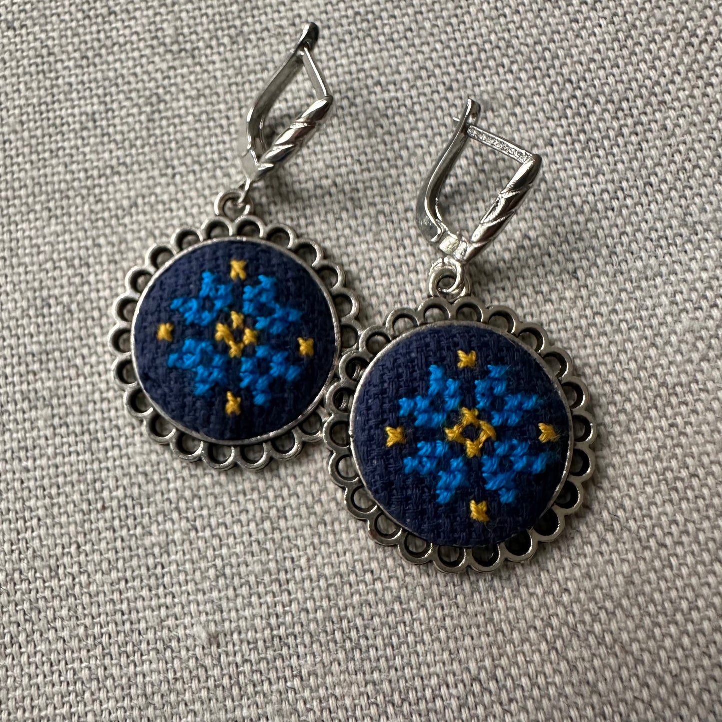 Juego de Collar y Aretes | Bordado | Azul & Amarillo
