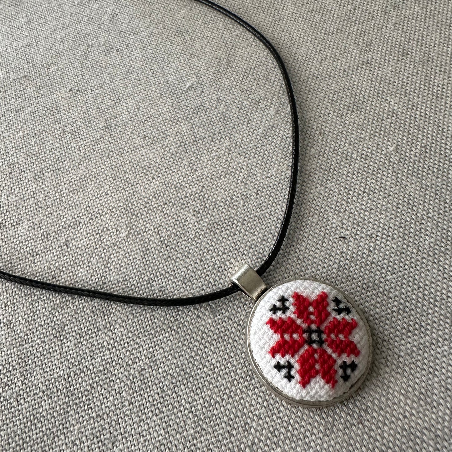 Juego de Collar y Aretes | Bordado | Rojo & Blanco