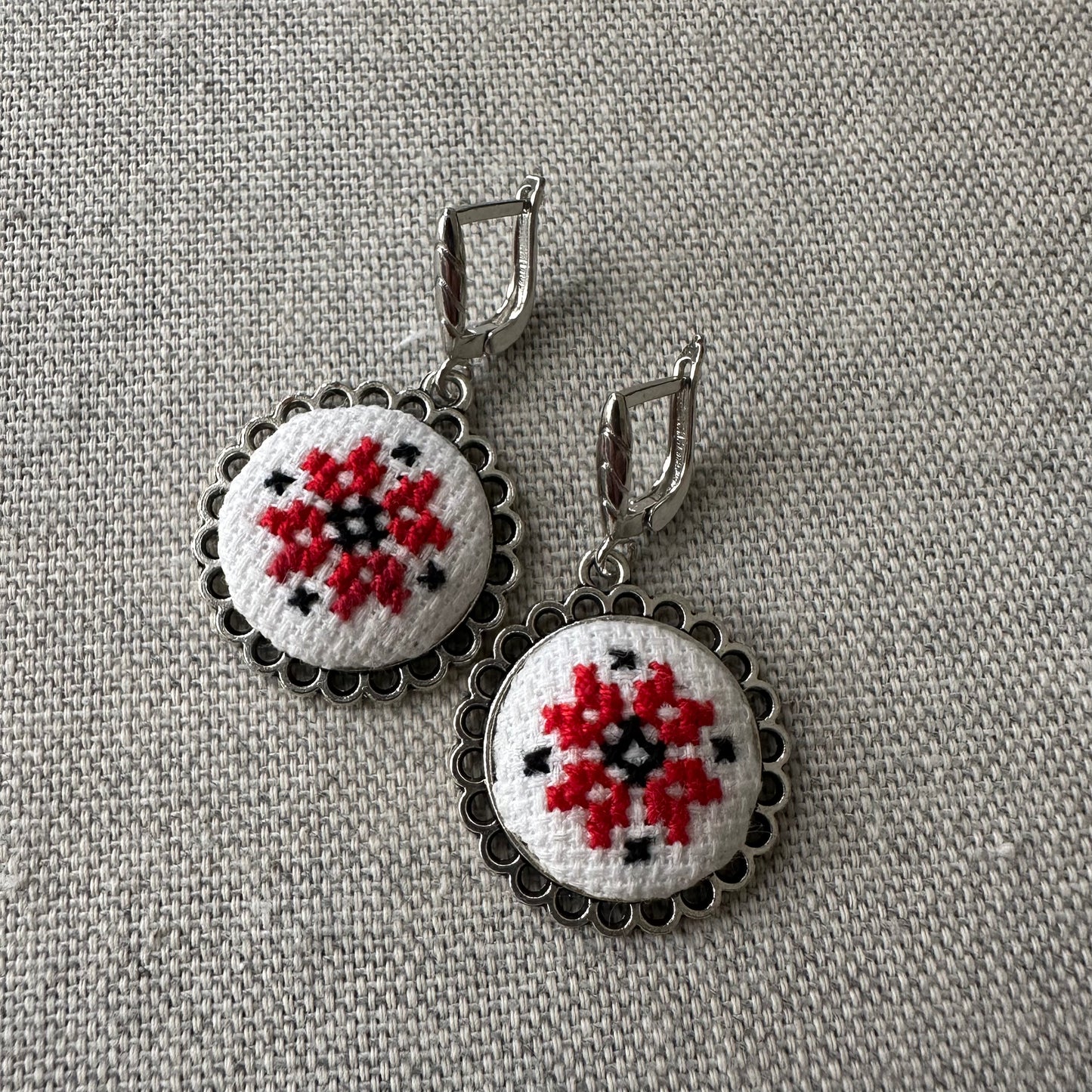 Juego de Collar y Aretes | Bordado | Rojo & Blanco