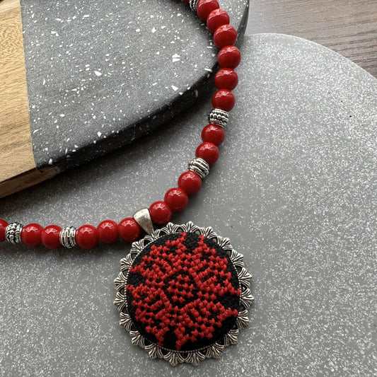 Collar de piedra de coral con colgante bordado | UA Market®