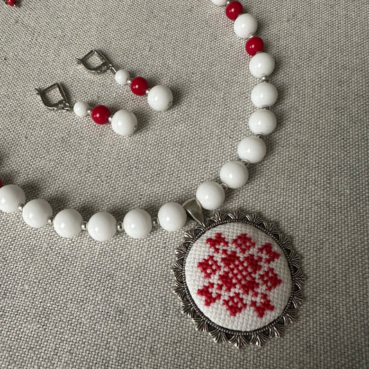 Collar de piedras naturales con colgante bordado AMOR con aretes| UA Market®