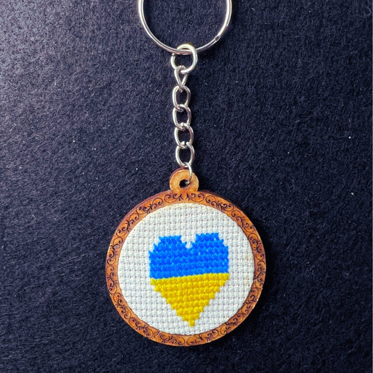 UA Market® Llavero | Bordado Corazón | Azul & Amarillo