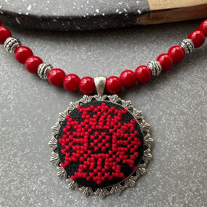 Collar de piedra de coral con colgante bordado | UA Market®