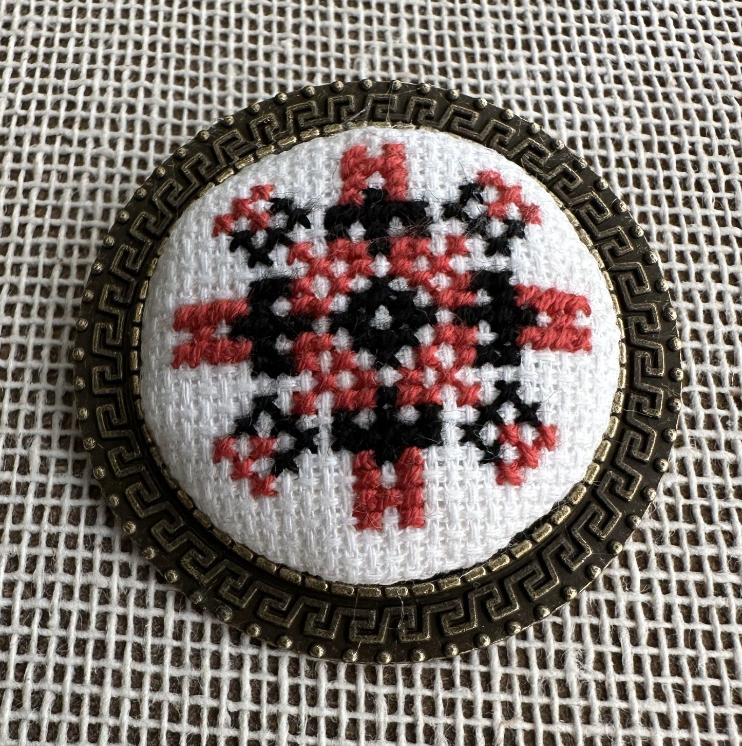 Broche con nombre codificado | UA Market®