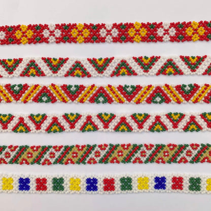 Silanka collar estrecha tradicional ucraniana con ornamento geométrico auténtico