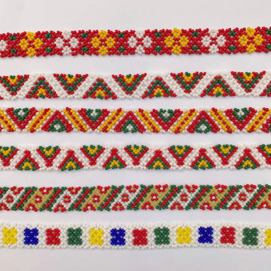 Silanka collar estrecha tradicional ucraniana con ornamento geométrico auténtico