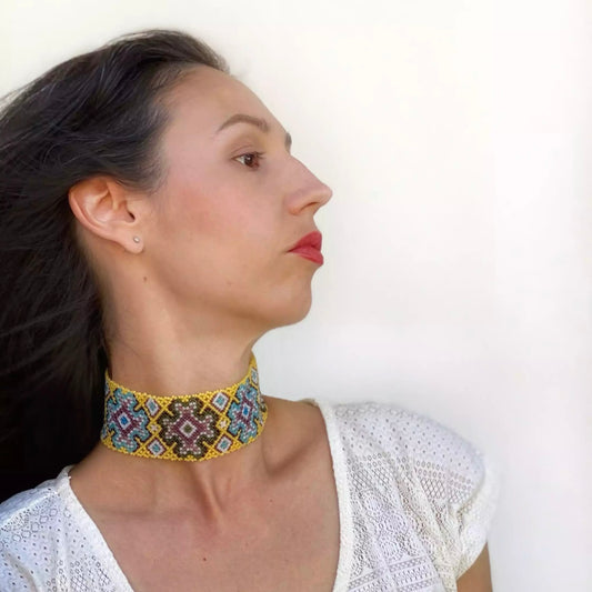 Collar "Petalia", silanka ucraniana tradicional con ornamento floral